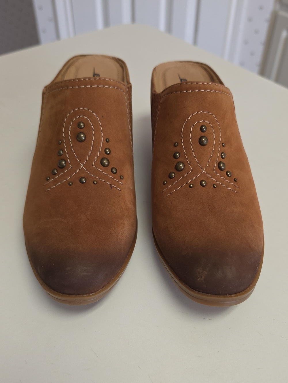 New Womens Sand Brown Leather Earth Mules/Clogs With Studs. Size 8.5 Med.